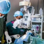 Eine Ärztin bei einer Augenoperation mit Assistenz