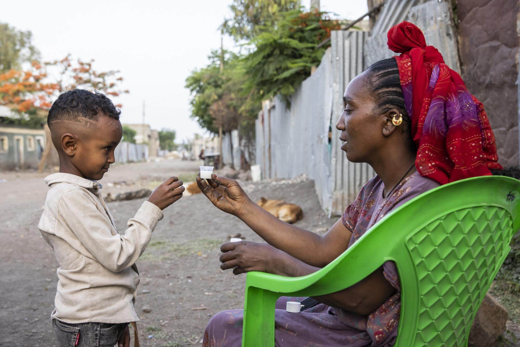 Der 6-jährige Natnael erhält eine Dosis Antibiotika gegen Trachom in flüssiger Form von einer Gesundheitshelferin.