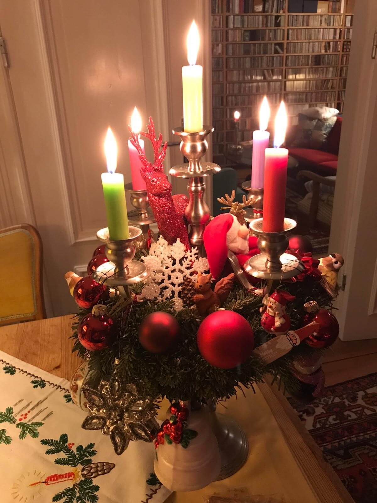 Ein weihnachtlich geschmückter Kerzenhalter in der Adventszeit