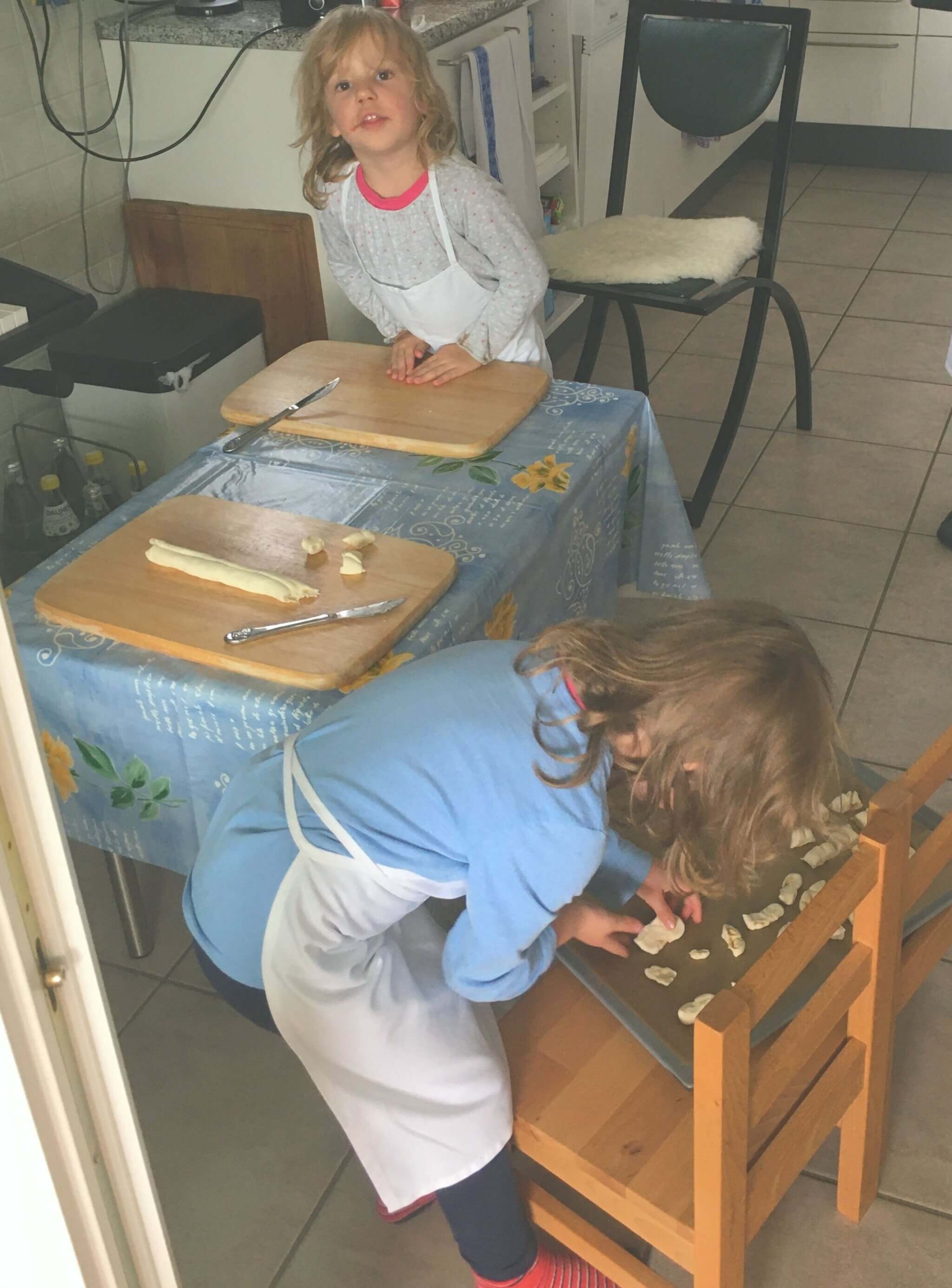 Plätzchen backen im Advent - zwei Kinder backen in der Küche.
