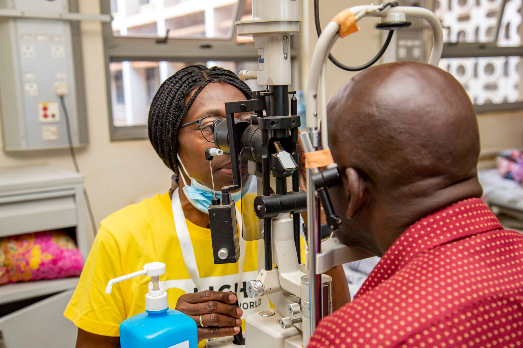 Dr. Mary Asiyo-Vogel bei einer Augenuntersuchung während der Reise nach Uganda.