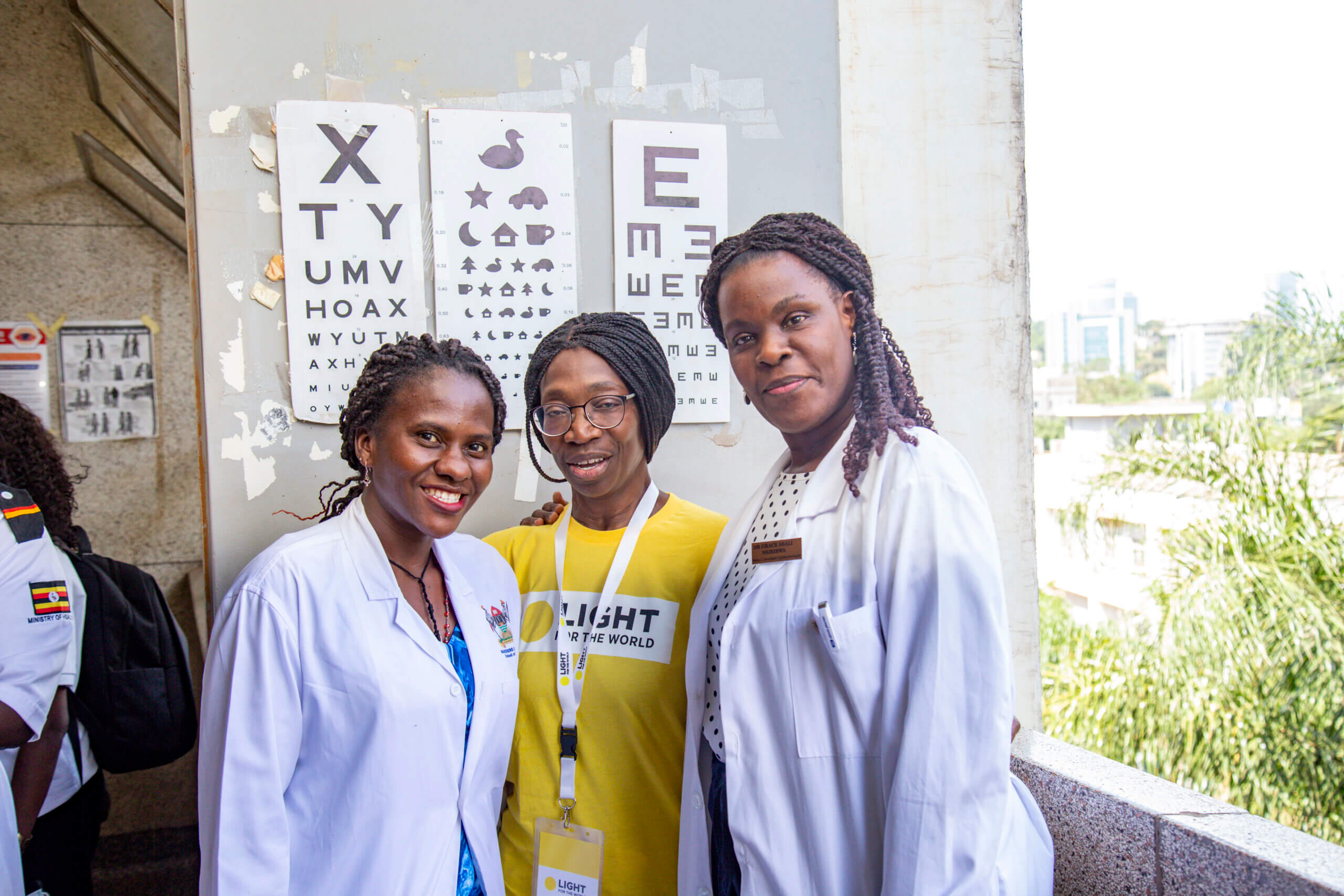 Die drei Fachärztinnen für Augenheilkunde, Dr. Rebecca Lusobya, Dr. Mary Asiyo-Vogel und Dr. Grace Ssali (v.l.), tauschen sich aus. © David Joseph Kasule/Light for the World