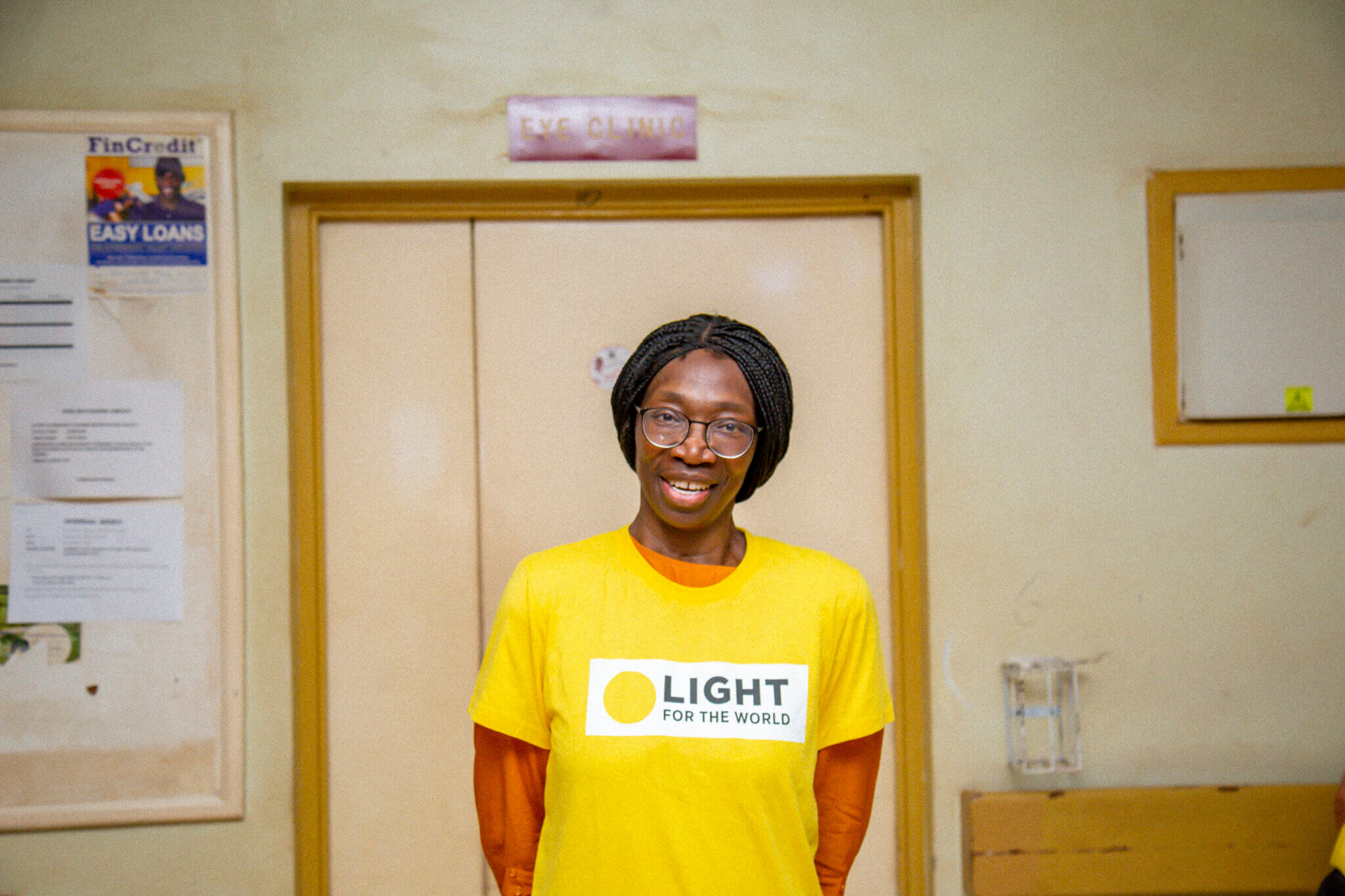 Neugierig auf die Fachabteilung für Augenheilkunde - Dr. Mary Asiyo-Vogel auf der Projektreise.