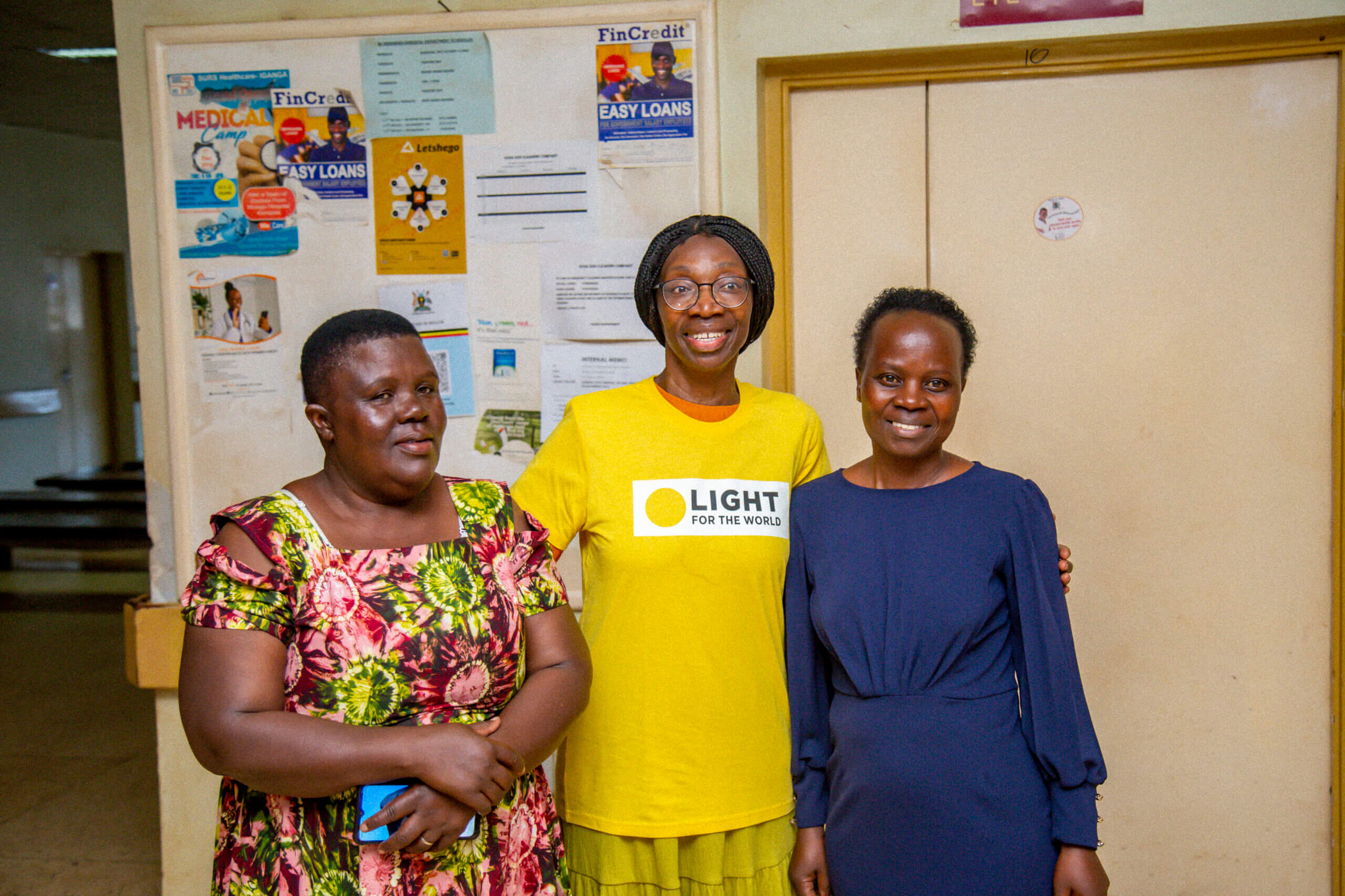 Dr. Mary Asiyo-Vogel in der Mitte zwischen zwei ophthalmologischen Krankenpflegerinnen.