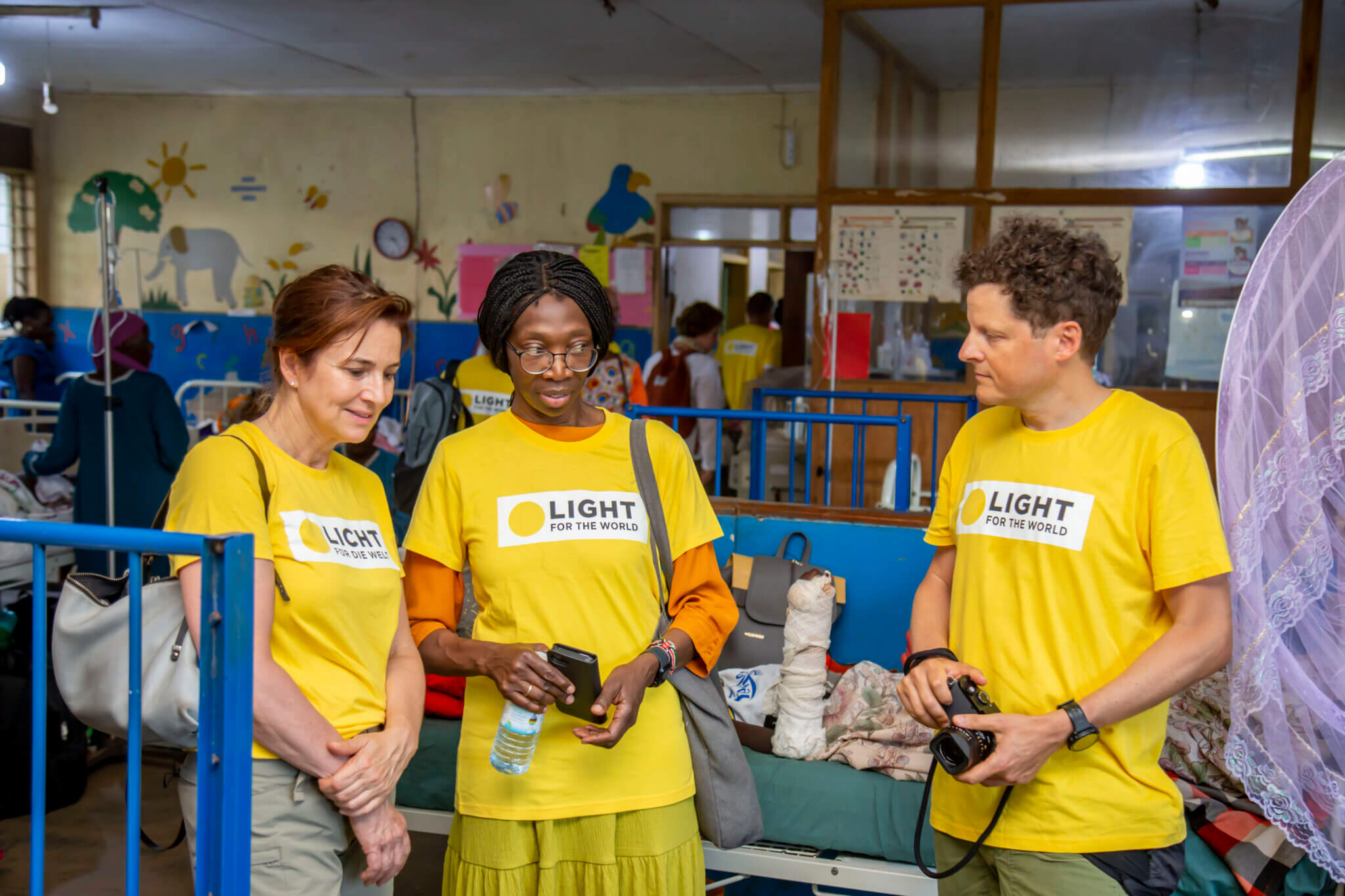 Dr. Mary Asiyo-Vogel unterhalt sich mit einer Kollegin aus Österreich und einem Kollegen aus Südtirol.