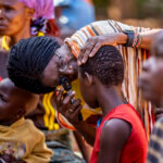 Eine Augenärztin untersucht ein kleines Kind