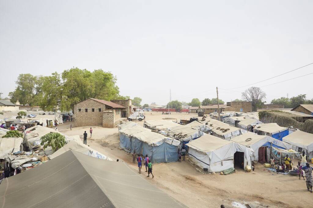 Ein Camp für Binnengeflüchtete im Südsudan. Ein Ort mit provisorischen Zelten und staubigen Wegen.