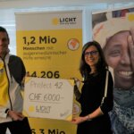 Maarten Hendriks übergibt die Spendensumme des Marathons an Licht für die Welt