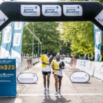 Henry Wanyoike überquert die Ziellinie beim Spendenmarathon in der Schweiz.