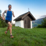 Licht für die Welt Unterstützer Maarten Hendriks läuft einen Spendenmarathon durch eine Wiese in der Schweiz.