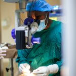 Dr. Wasko Dagamma operiert konzentriert seinen kleinen Patienten am Operationstisch.