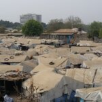Auf dem Bild sind zahlreiche verstaubte Zelte aus dem Flüchtlingslager für Binnenvertriebene Mangateen im Südsudan nahe der Hauptstadt Juba zu sehen.