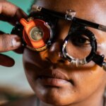 Der Bildausschnitt zeigt wie Nigest aus Äthiopien bei der Auswahl der richtigen optischen Stärke für ihre neue Brille.
