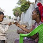 Der 6-jährige Natnael erhält eine Dosis Antibiotika gegen Trachom in flüssiger Form von einer Gesundheitshelferin.