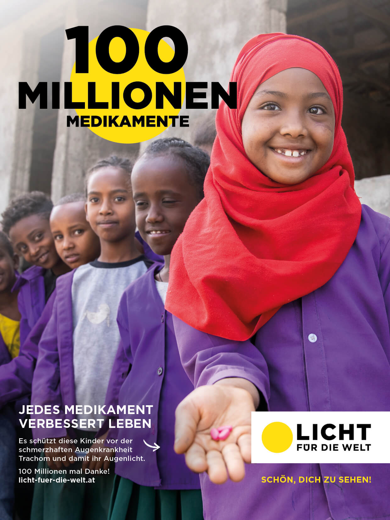 Das Bild zeigt ein Werbeplakat von Licht für die Welt, um die Erfolge in der Augengesundheit zu feiern. Auf dem Bild ist rechts ein junges Mädchen zu sehen, dass Medikamente in der Hand hält und sie in die Kamera zeigt. Links oben steht groß vor einem gelben Kreis "100 Millionen Medikamente". Rechts unten ist das Logo von Licht für die Welt zu sehen: Ein schwarzer Schriftzug auf weißem Hintergrund mit einem gelben Kreis.