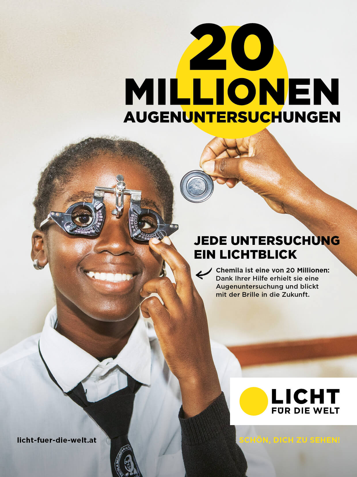 Auf dem Bild ist ein Werbeplakat von Licht für die Welt zu sehen, das die Erfolge in der Augengesundheit feiert. Rechts oben steht groß "20 Millionen Augenuntersuchungen" vor einem gelben Kreis. Links im Bild ist ein Mädchen zu sehen, das sehr glücklich in die Kamera grinst. Ihre Augen werden gerade untersucht. Rechts unten im Bild ist das Logo von Licht für die Welt zu sehen: Schwarzer Schriftzug auf weißem Hintergrund mit einem gelben Kreis daneben.