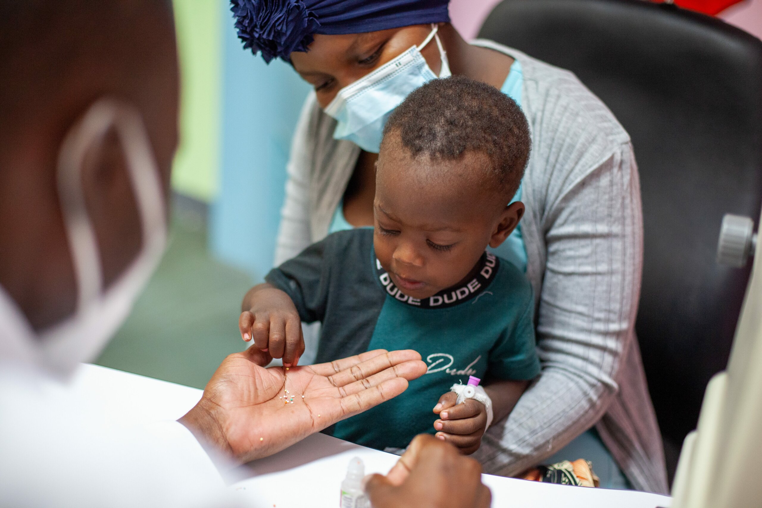 Malý Ainyr s matkou. Chlapec z Mosambiku v dubnu 2022 podstoupil operaci šedého zákalu. Autor fotky: Ulrich Eigner.