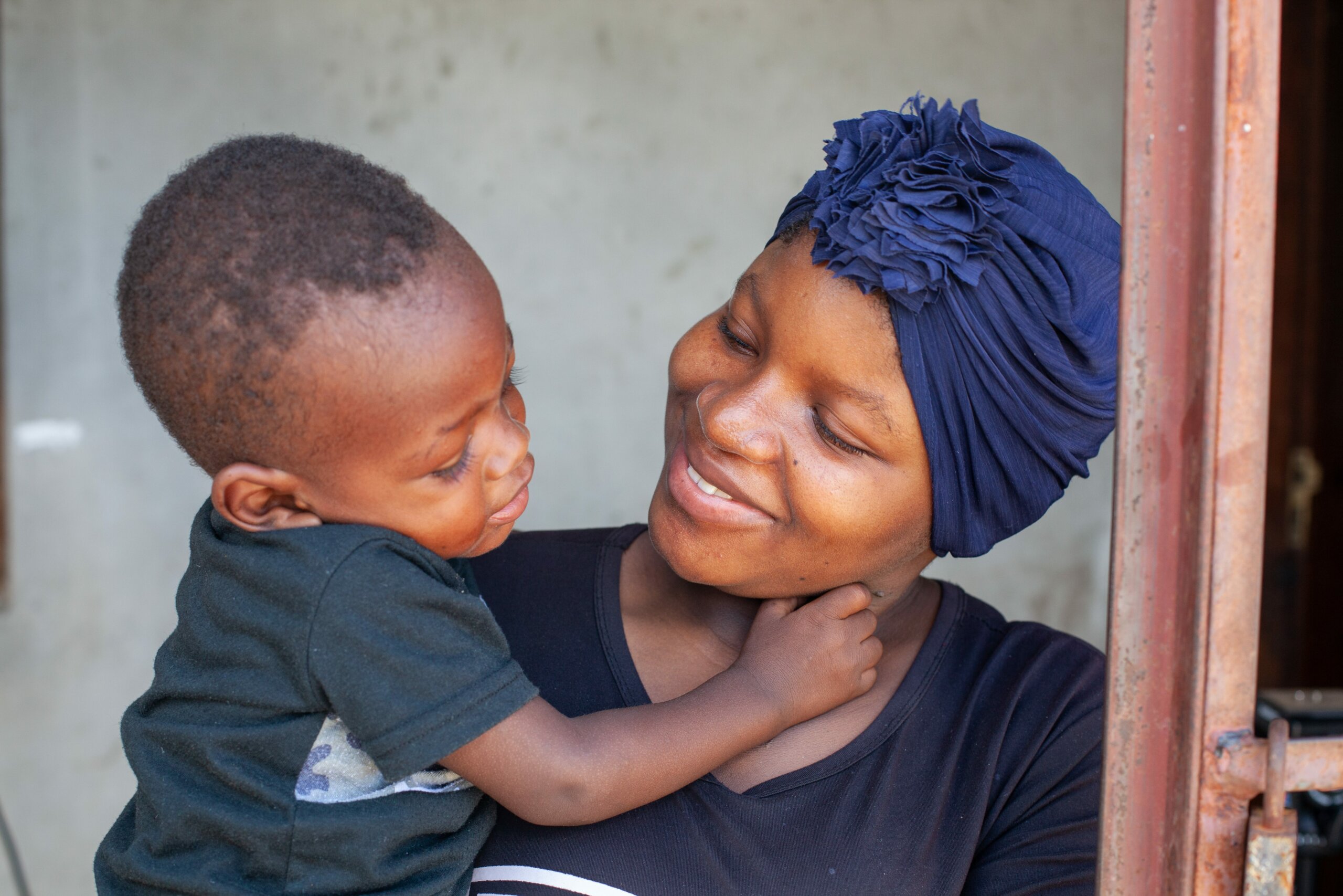 Malý Ainyr s matkou. Chlapec z Mosambiku v dubnu 2022 podstoupil operaci šedého zákalu. Autor fotky: Ulrich Eigner.