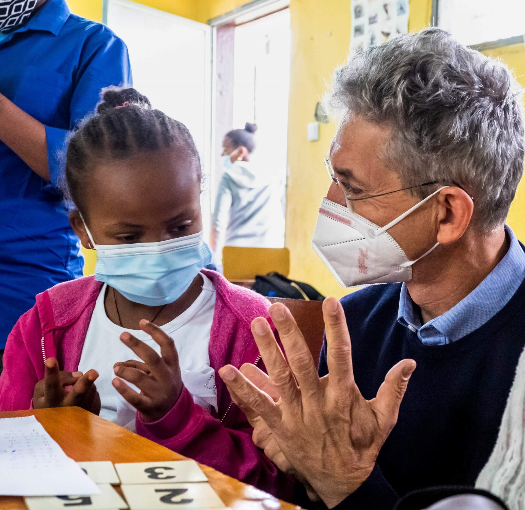 Die gehörlose Schülerin lernt gemeinsam mit anderen Kindern in einer äthiopischen inklusiven Schule und zeigt Rupert Roniger wie man zählt.